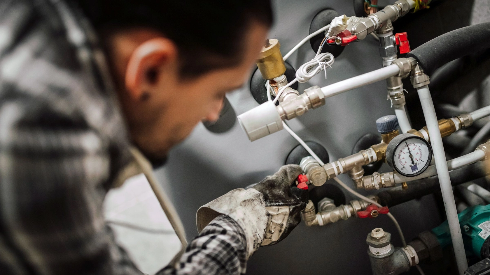 Heizungsingenieur montiert Heizungsanlage