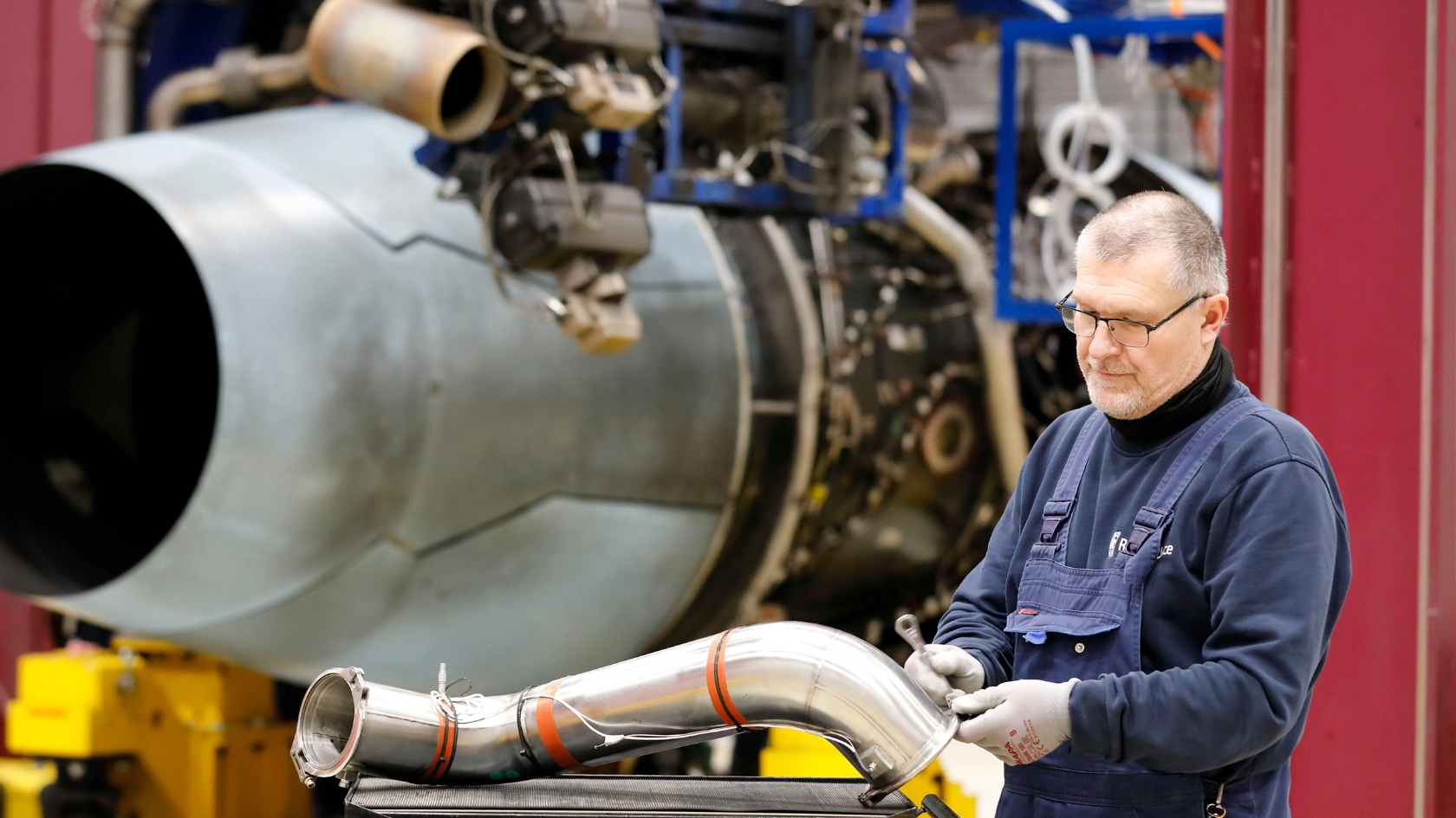 Thomas Schmitt montiert ein Triebwerkelement