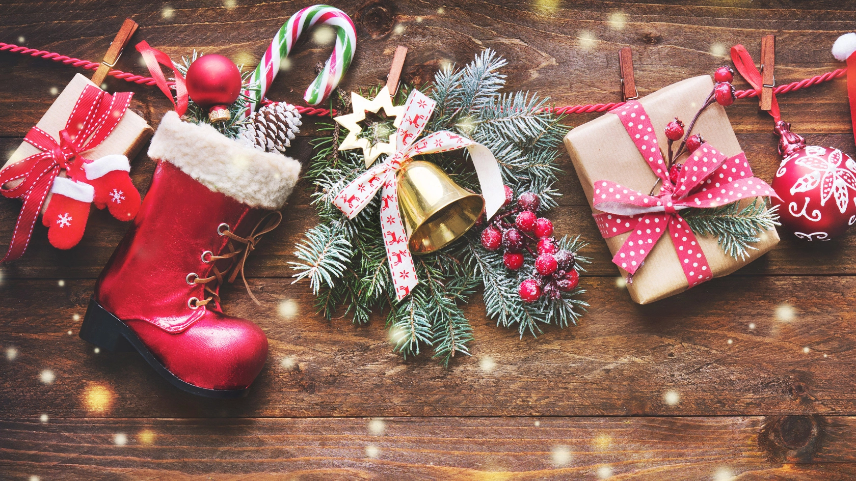 Festlichen Hintergrund mit Weihnachten Geschenke, Weihnachtsmänner Accessoires und Dekoration auf der Wäscheleine