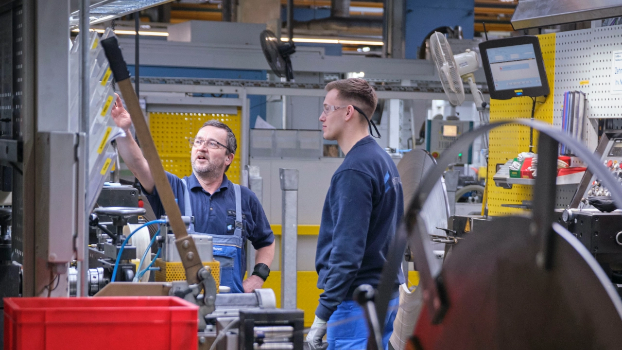 Ralf Hafranke arbeitet an der Ziehmaschine mit Azubi Lukas Gottlieb bei KS Gleitlager in St.Leon Rot