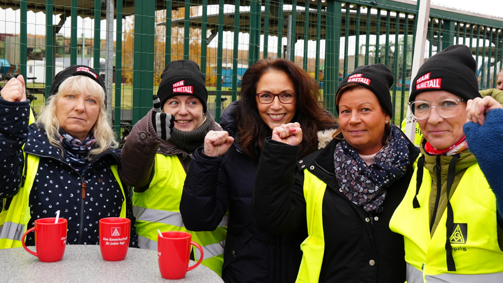 Die DGB-Vorsitzende Yasmin Fahimi besuchte die Streikenden von SRW metalfloat