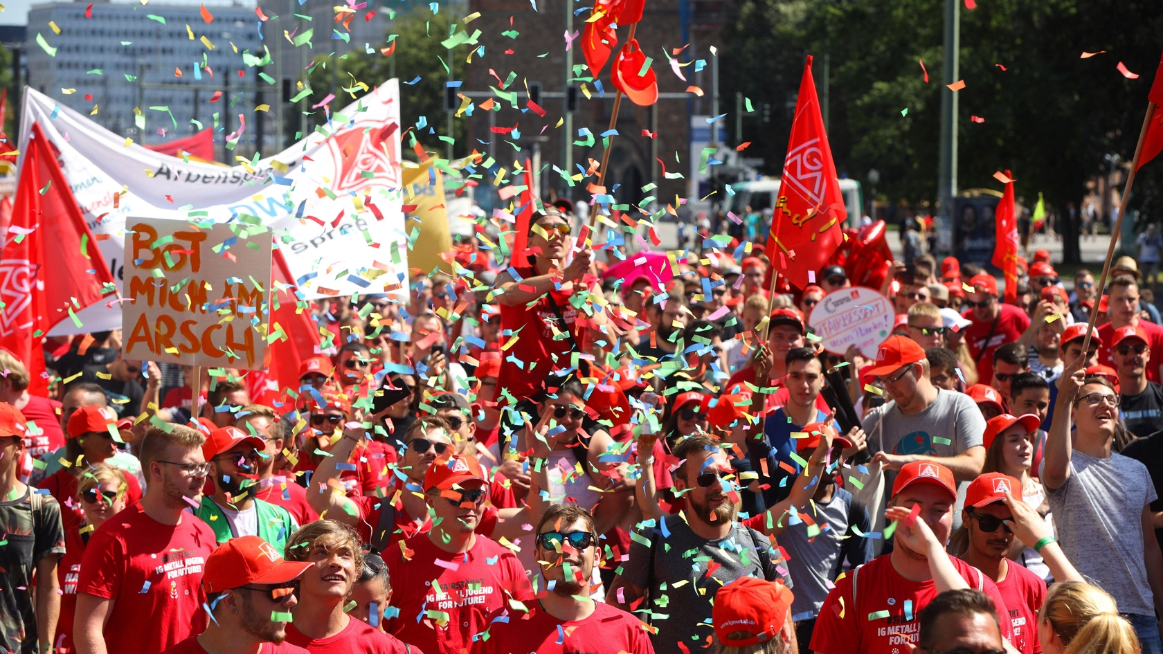 Demonstration von Metallerinnen und Metallern bei der FairWandel-Demo in Berlin im Juni 2019.